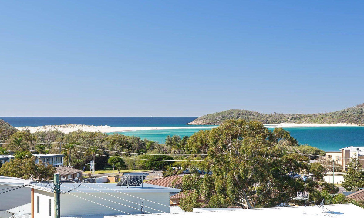 Fingal Bay House | Whale Tales, 78 Lentara Street - FANTASTIC WATER VIEWS OVER FINGAL BEACH
