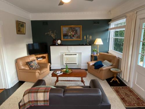 Kingston Beach Apartment | Whimsy Cottage, Beachside retreat, Outdoor bath
