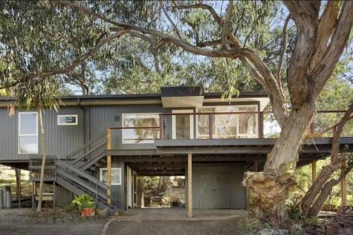 Lorne House | Whispering Gums - Ocean Views, Pet Friendly, EV UNIT 7kW for electric cars, Sleeps 7