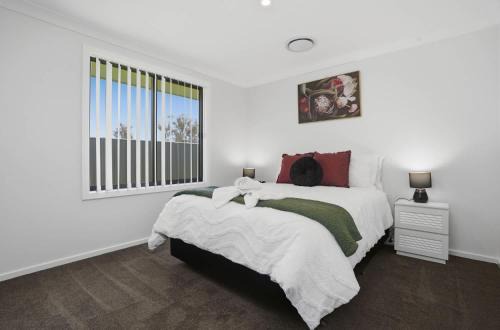 Orange House | Whistling Way Wonderscape - Modern 4 Bed 2 Bath