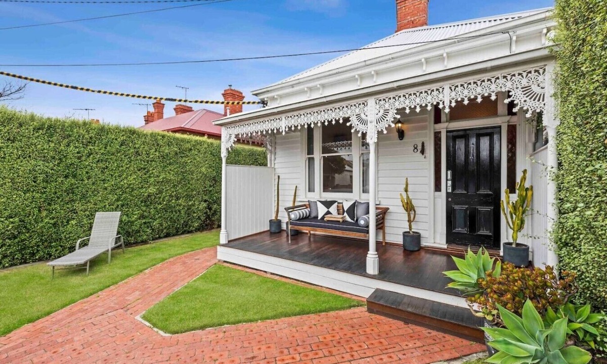 Geelong House | White House in CBD and close to beach