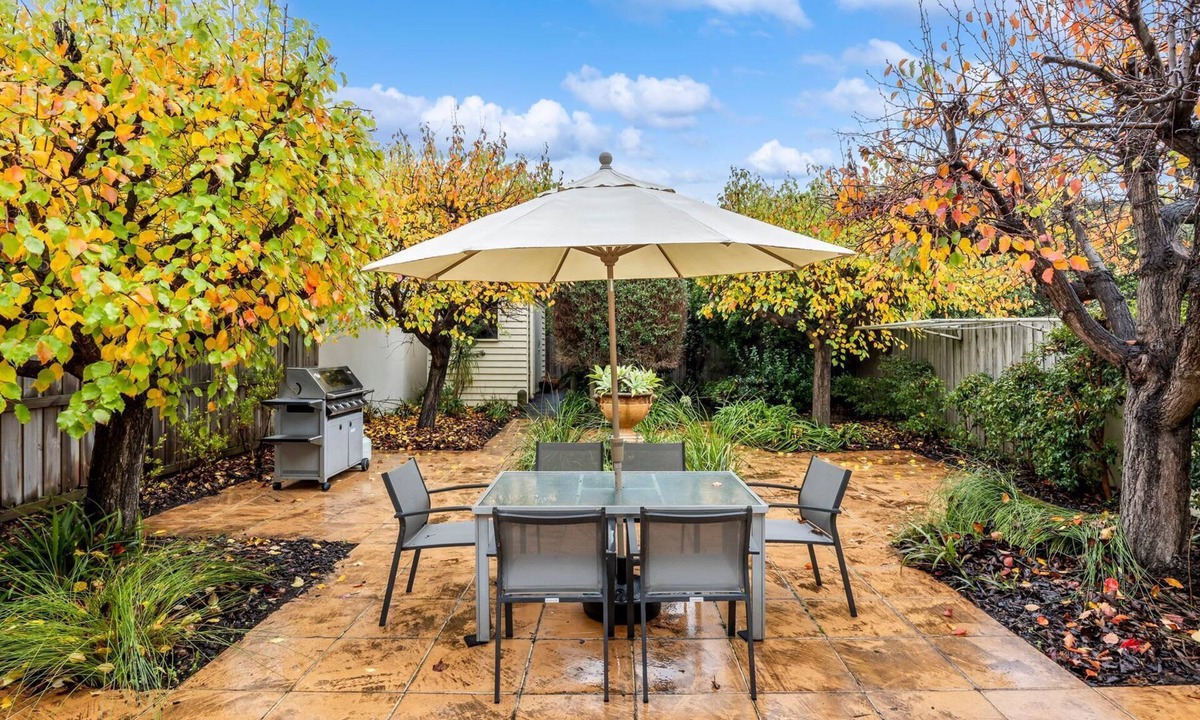 Torquay House | Whites Beachfront Retreat: Pet Friendly