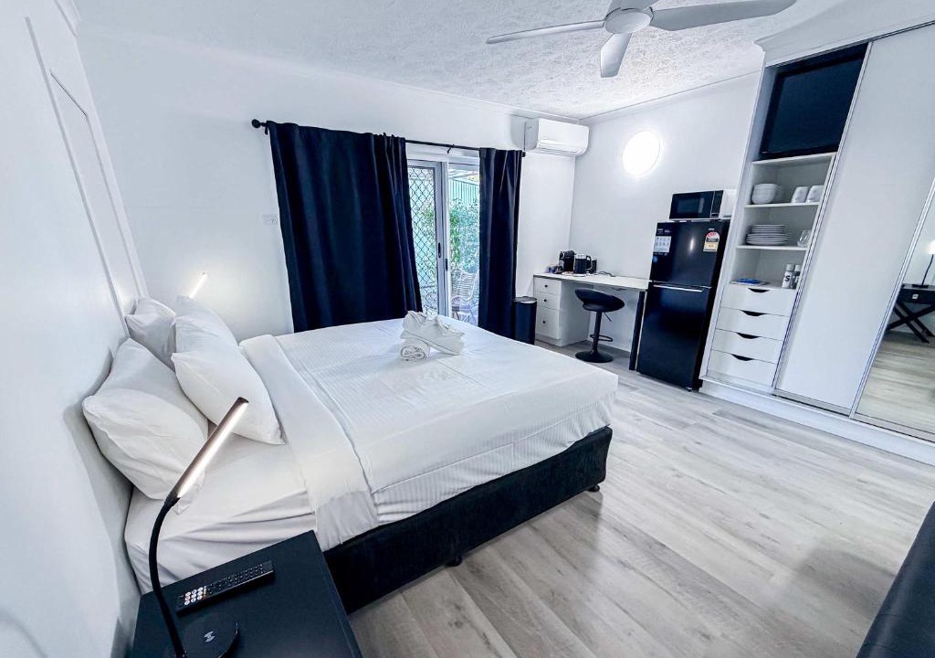 Dolphin Heads Apartment | WhitsunStays - U111 The Hideaway