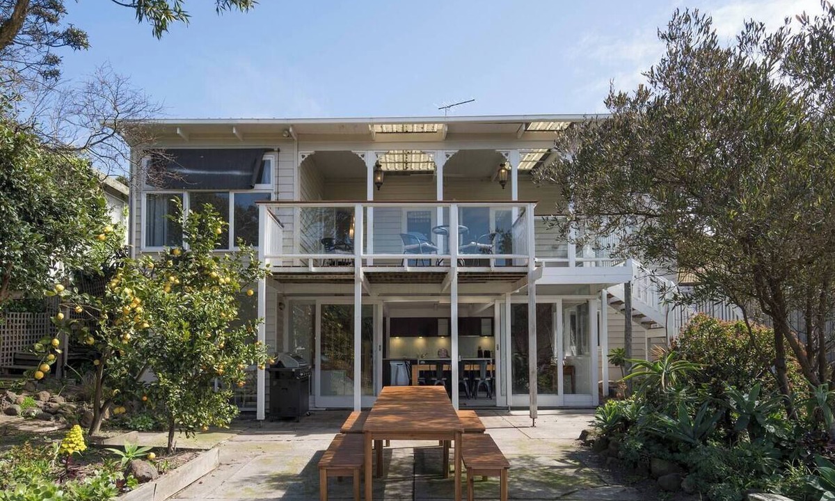 Frankston House | Willow Landing Beach House with Private Jetty