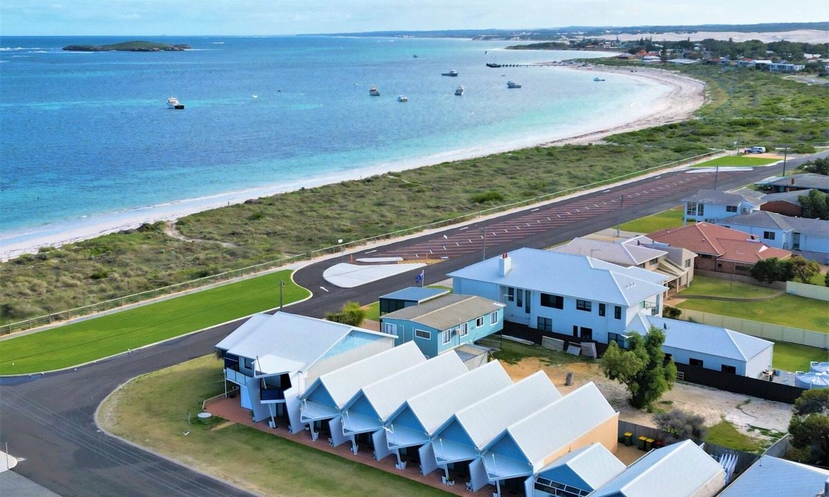 Lancelin Apartment | Windsurfer Beach Chalet 1 - No frills holiday vibe