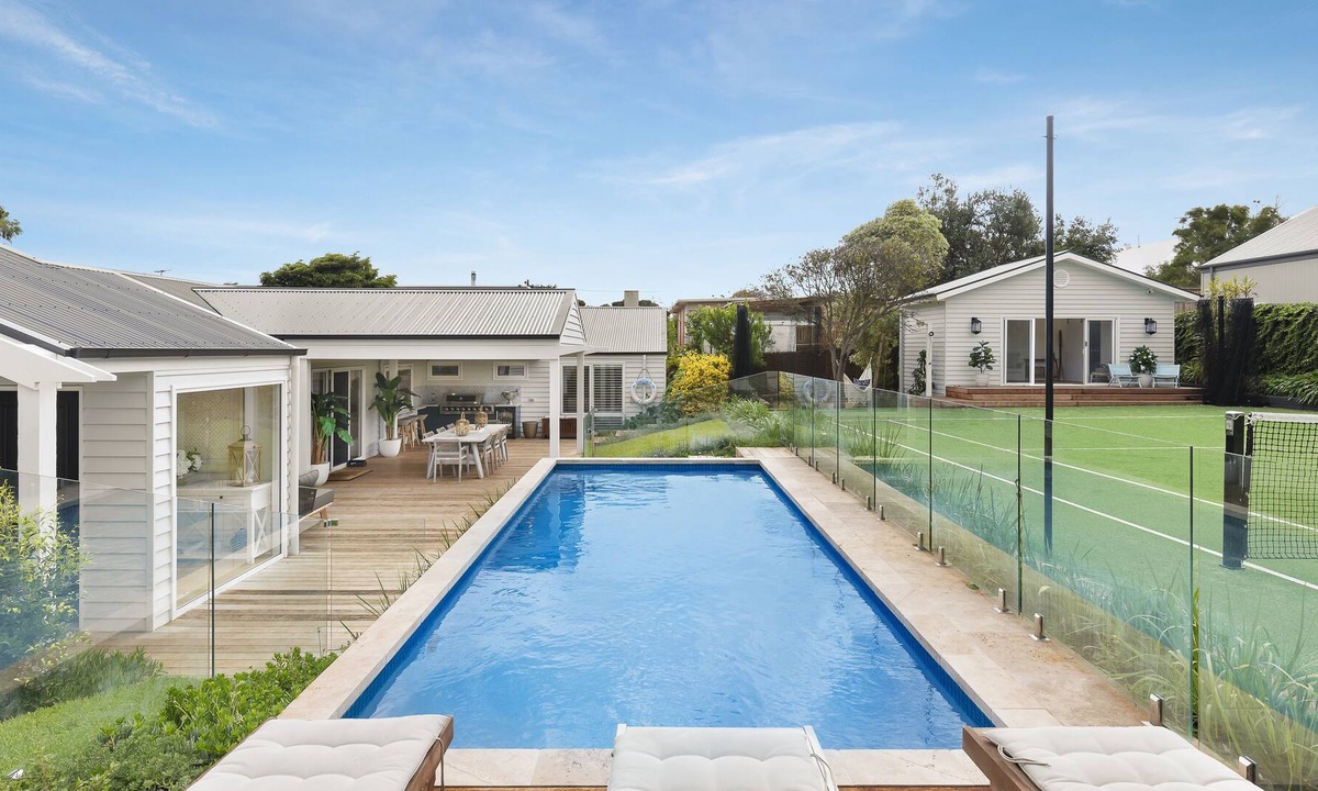 Portsea House | Without doubt, one of the most appealing settings you will find. (sleeps 10)