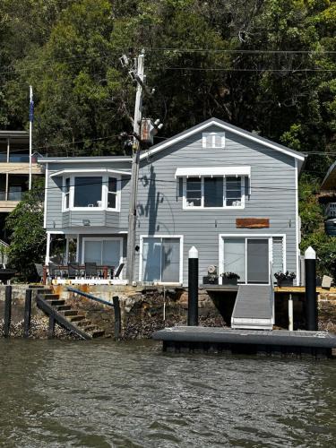 Little Wobby House | Wobby Waters your Little Wobby Waterfront sleeping 8 on the Hawkesbury River