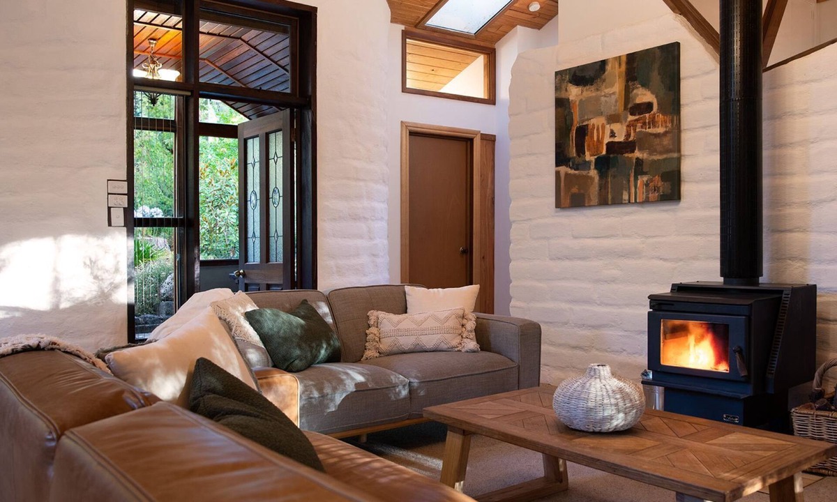 Daylesford House | Woodland Cottage - Pet Friendly accommodation walking distance to lake Daylesford