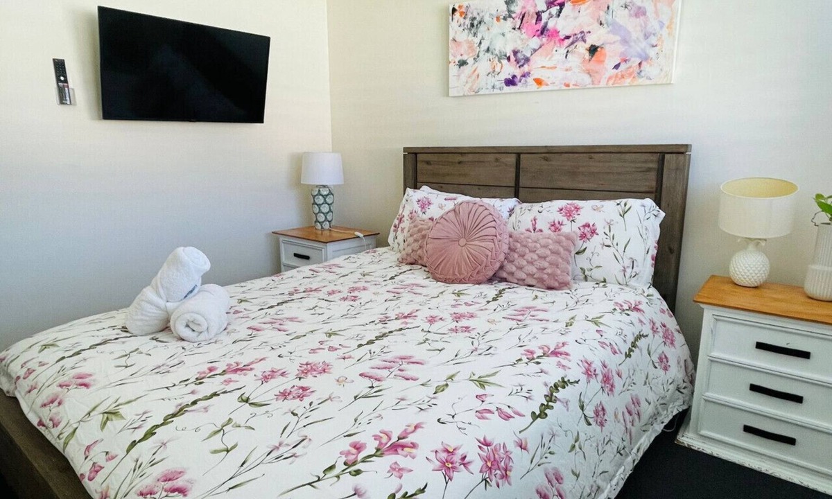Worrigee House | Worrigee 3BR/1BA Stay Heated Rooms Near Shops