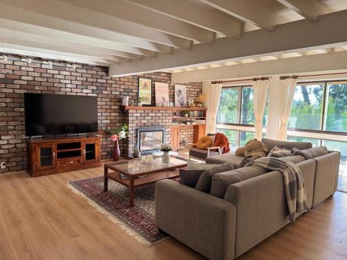 Woori Yallock House | Yarra valley orchard view farm escape