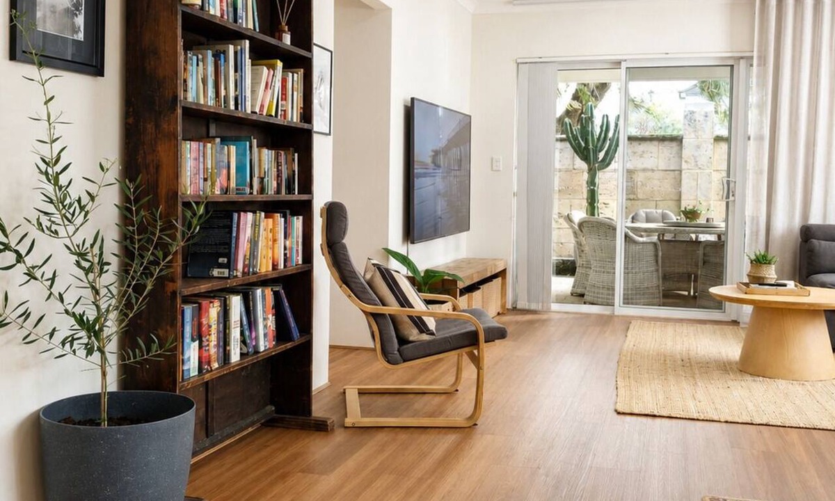 Falcon House | Yarri House- walk to shops, estuary and beach!