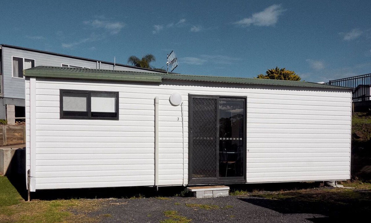Mollymook Cabin | Yerriyong 7 - Family Cabin Sleeps 5 Mollymook