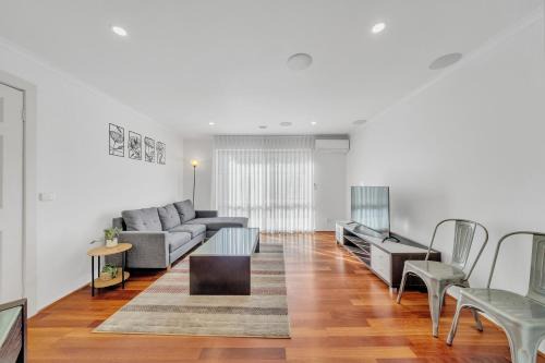 Tarneit House | Your Tarneit Escape - 4BR Home with Pool & BBQ