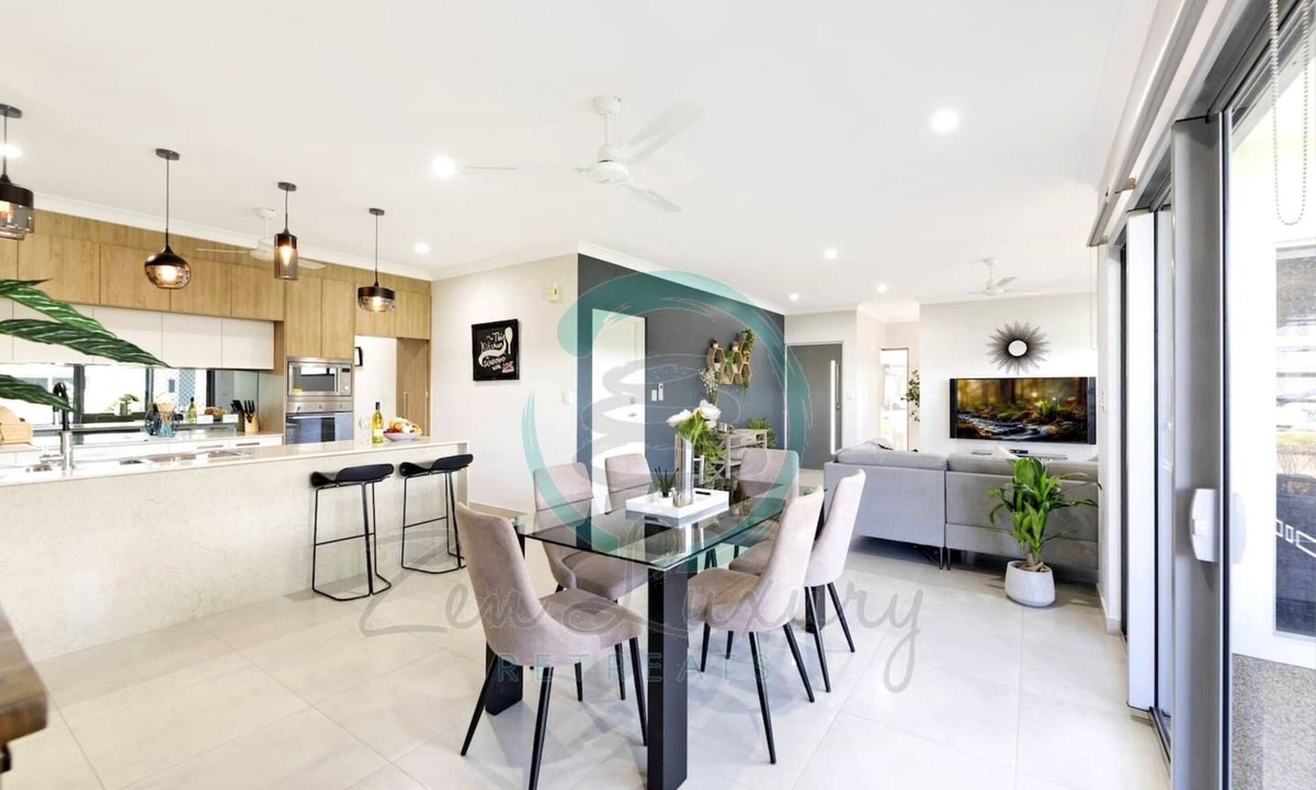 Muirhead House | Zenhouse Prestige: Modern ~ Stylish ~ Private Lawn
