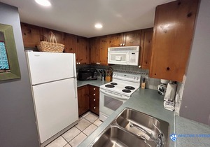 Cozy Ground Floor, Free Parking, Pool and Hot Tub, Deck in Whistler