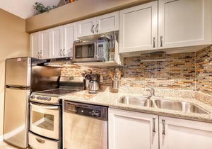 Open Loft condo with 2 baths shared pool and tennis courts in The Blue Mountains
