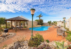 Osprey Holiday Village Unit 120 - Colourful 3 Bedroom Holiday Villa with a Pool in the Complex
