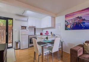 Perfectly Located, Gorgeous St Kilda Queen Bed Apartment