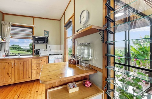 Cooroy Cottage | Cooroy - Bewell Eco Cottage - Garden Views - 25 mins to Noosa Heads -