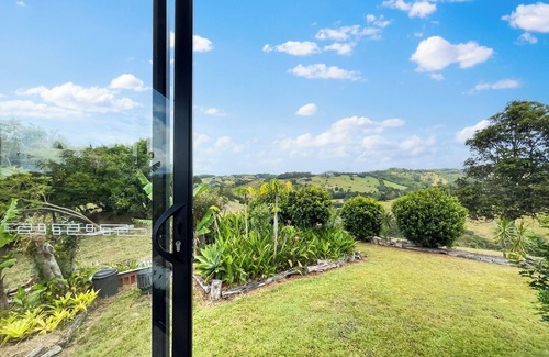 Cooroy Cottage | Cooroy - Bewell Eco Cottage - Garden Views - 25 mins to Noosa Heads -