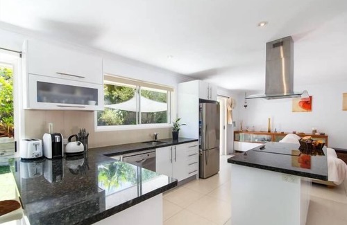 Noosa Heads House | 'No-Steps Noosa' - Home Away From Home 🏠