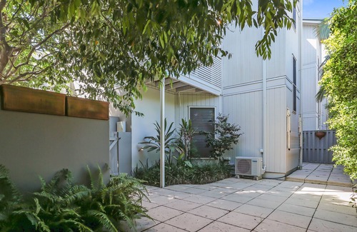 Noosaville House | Privacy by the river, Noosaville