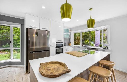 Castaways Beach House | The Seahaven ~ Family Home with Pool, Pet Friendly