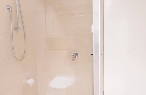 Abbotsford Apartment | 1-Bedroom Gem with Pool and Gym in Abbotsford