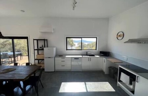 East Jindabyne House | #1 New Modern Cabin with beautiful views Cabin
