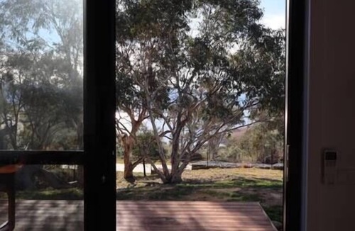 East Jindabyne House | #1 New Modern Cabin with beautiful views Cabin