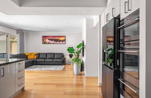 Maylands House | 10 Majestic Maylands 4BR Walk to River!