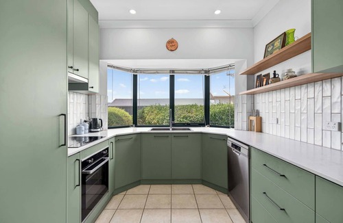 Hayborough House | 10 Rupara – Family Beach House with Sea Views | Linen Included