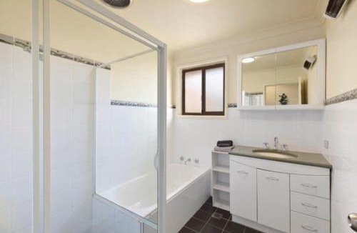 The Entrance North Apartment | 100 metres to beach delightful 2 bed villa