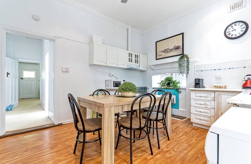 Busselton House | 100 Year Old Cottage walking distance from Shops and Cafes.