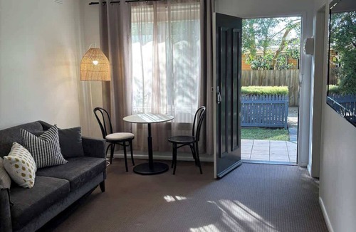 Highton House | 100m Highton Village - Peaceful 2 Bedroom
