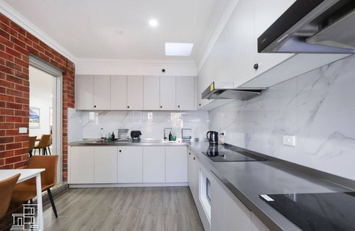 Brunswick East House | 103 Luxury Queen & King Single beds w/Fast WiFi - 18 mins tram to CBD