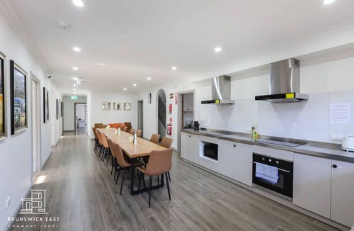 Brunswick East House | 103 Luxury Queen & King Single beds w/Fast WiFi - 18 mins tram to CBD