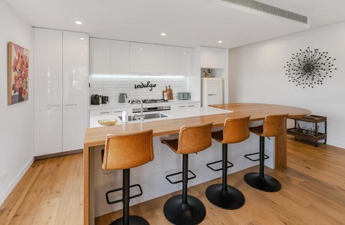 Portarlington Apartment | 104 Portarlington Esplanade 2 bedroom, 2 bathroom apartment Parking Walk to the beach and shops Elevator access