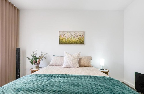Portarlington Apartment | 104 Portarlington Esplanade 2 bedroom, 2 bathroom apartment Parking Walk to the beach and shops Elevator access