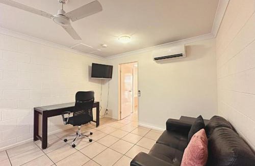 Moranbah Apartment | 11 37 St Francis Dr Neat 1BR AC Parking