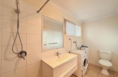 Moranbah Apartment | 11 37 St Francis Dr Neat 1BR AC Parking