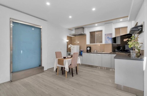 Athelstone House | 11+ Guests | 6BR, Granny Flat, 3 Kitchens, Hiking Nearby
