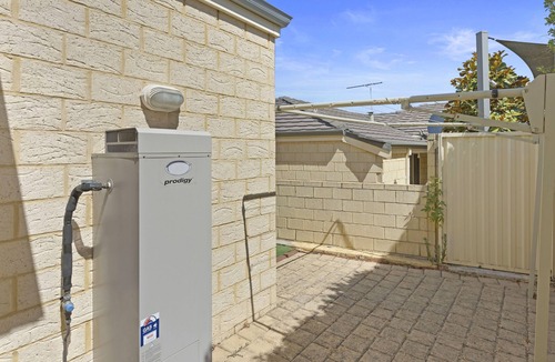 Innaloo House | 11 Secluded Shaw Family Home close to shops & beach Sleeps 6