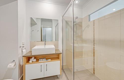 Port Douglas Hotel | 1105 Oaks Resort - Hotel Room