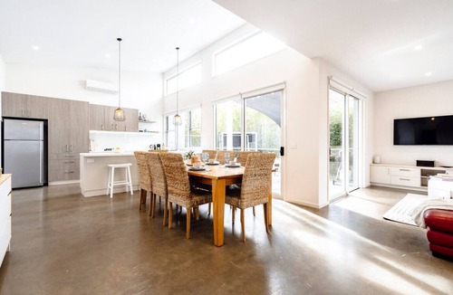 Ocean Grove Villa | 11AM CHECK-OUT - Ocean Grove Beach House 2 - Pets - Accessible!