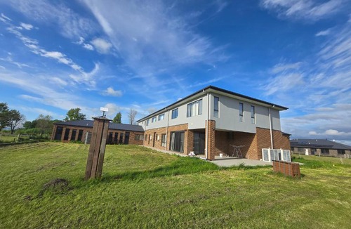 Cardigan House | 12 En-suite Bedrooms in Cardigan - 15km from Ballarat Central along Avenue of Honour