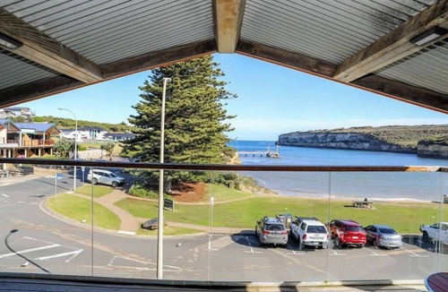 Port Campbell Apartment | 12 Rocks Beach View Loft. Central Port Campbell.