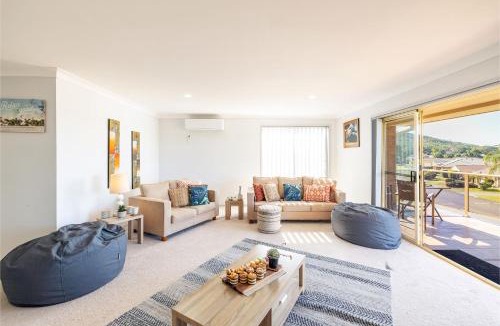 Fingal Bay House | 124 Rocky Point Rd - pet friendly, air con, Wi-Fi, high chair and Cot