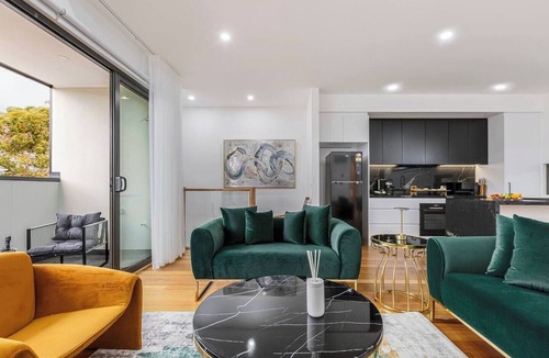 Williamstown North House | 12BR Luxury Escape Near Beach Museum & CBD