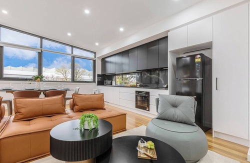 Williamstown North House | 12BR Luxury Escape Near Beach Museum & CBD